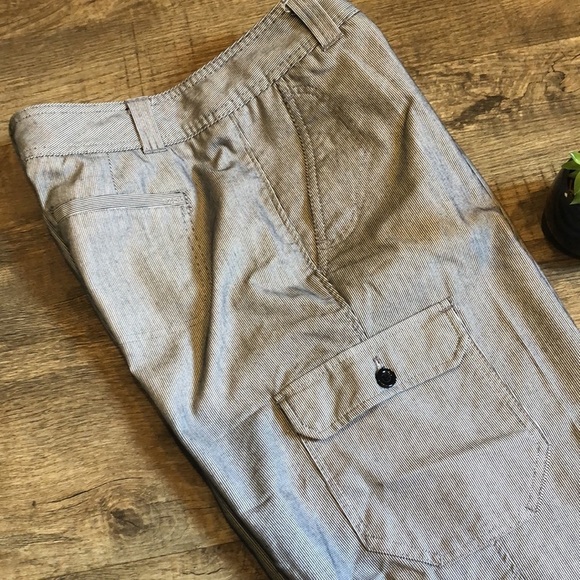 IZOD Pinstripe Cargo Capri Pants - Picture 5 of 9